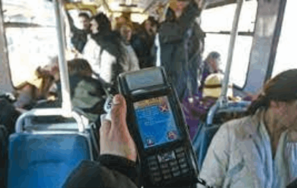 UHVAĆEN BEZ KARTE PA KONTROLORU RAZBIO NOS: Incident u autobusu na liniji 77! 